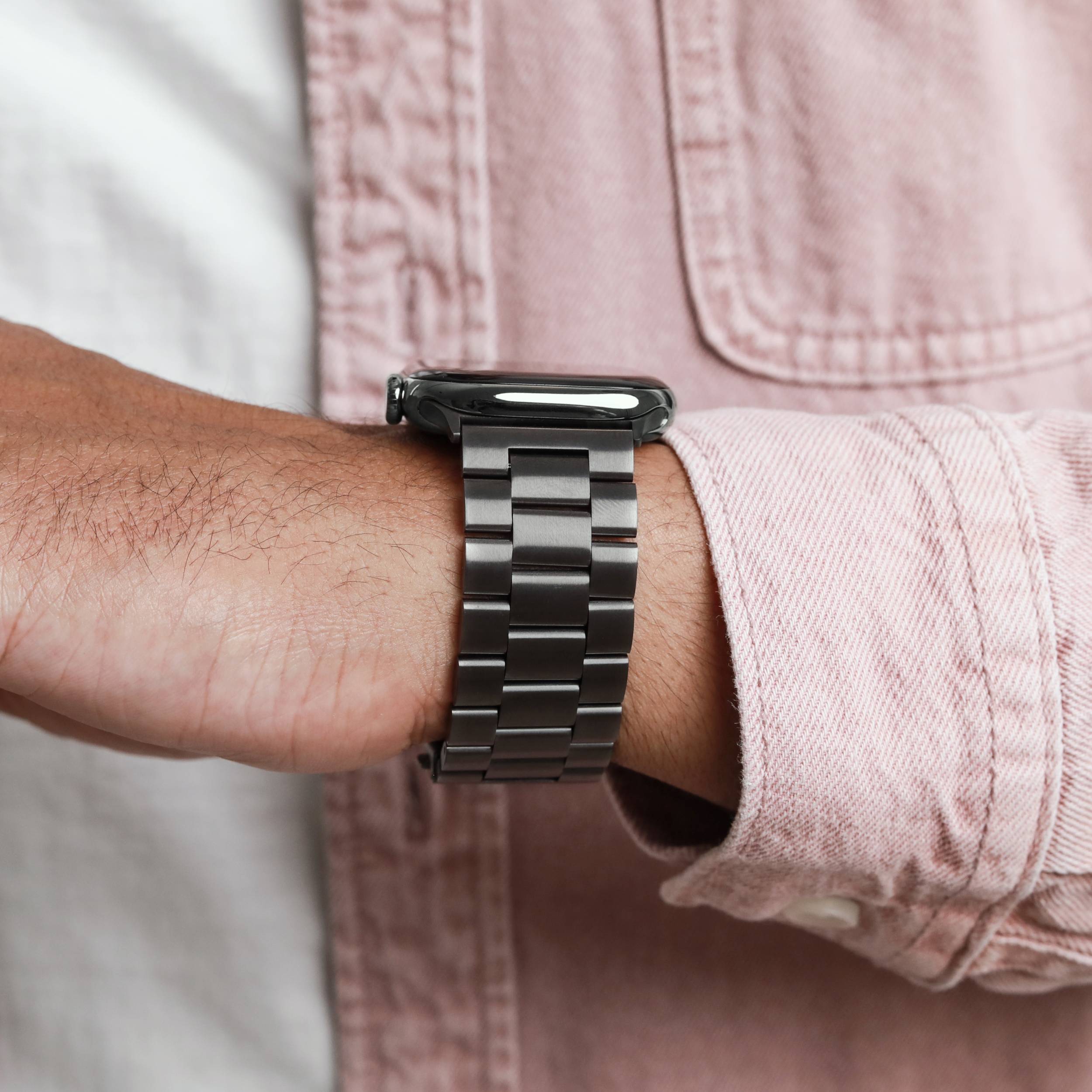 Link Bracelet 2 am Handgelenk – cleanes Design für Alltag und Business
