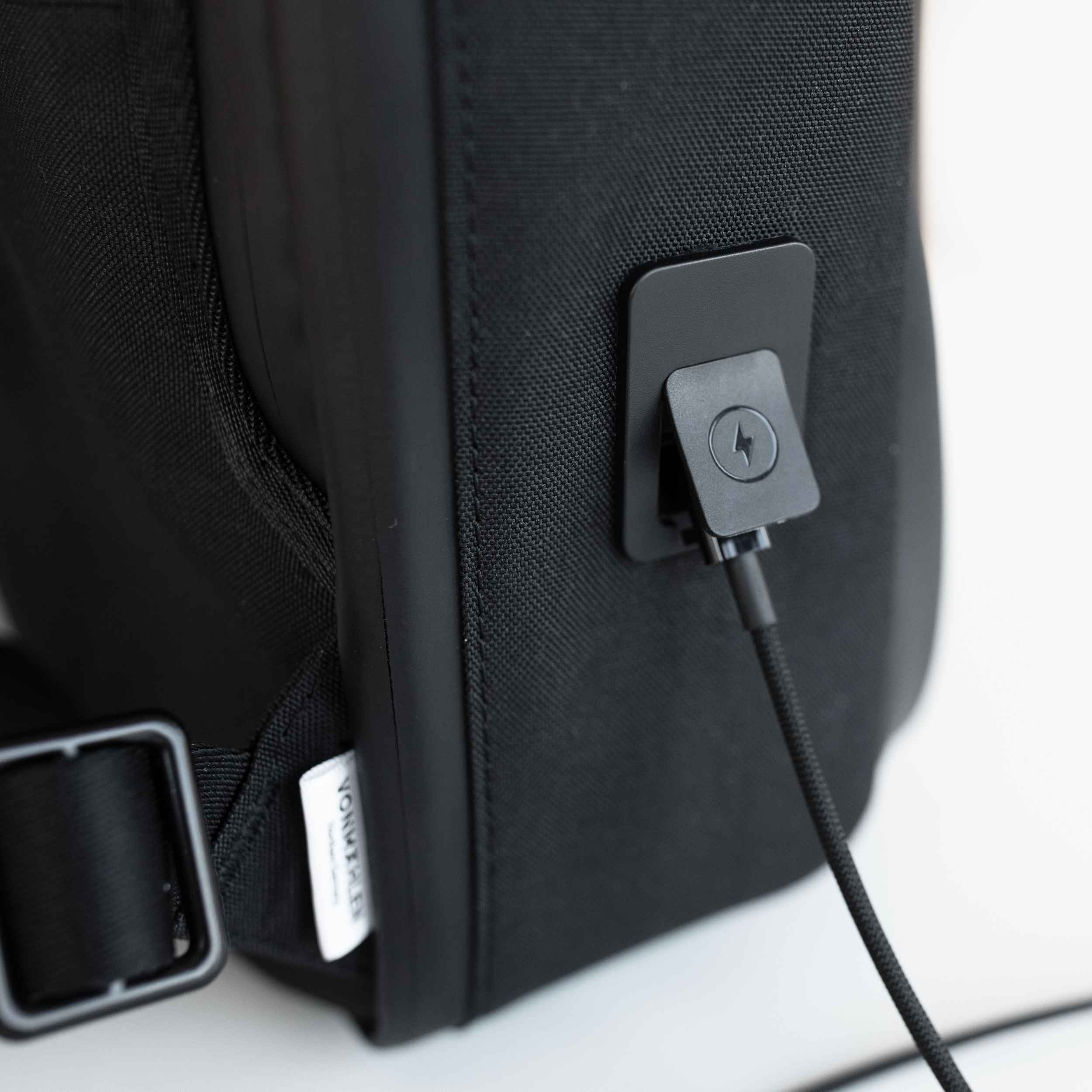 Horizon Tech-Bag mit USB-C Anschluss, recycelten Materialien & geräumigem Laptopfach