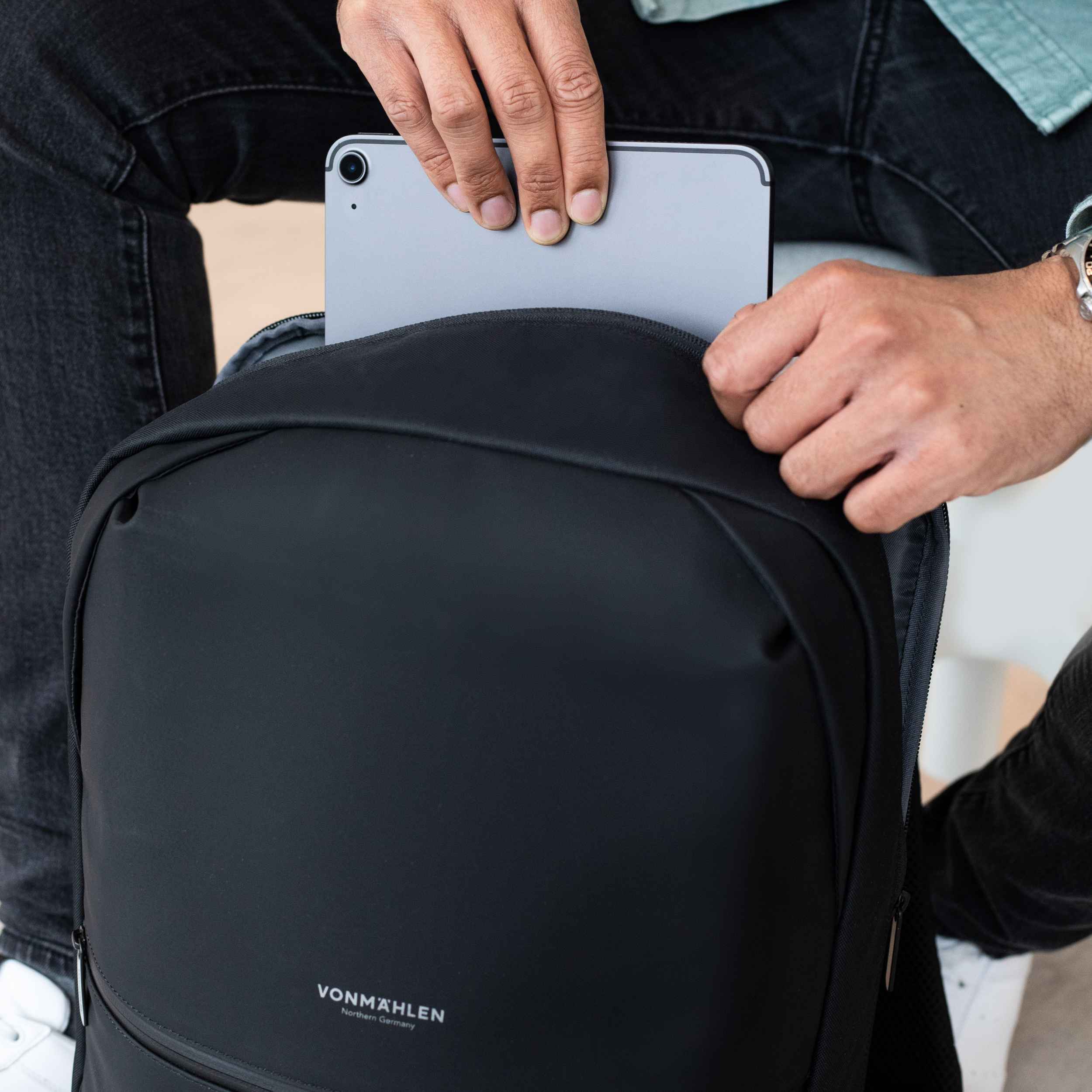 Horizon Tech-Bag mit USB-C Anschluss, recycelten Materialien & geräumigem Laptopfach