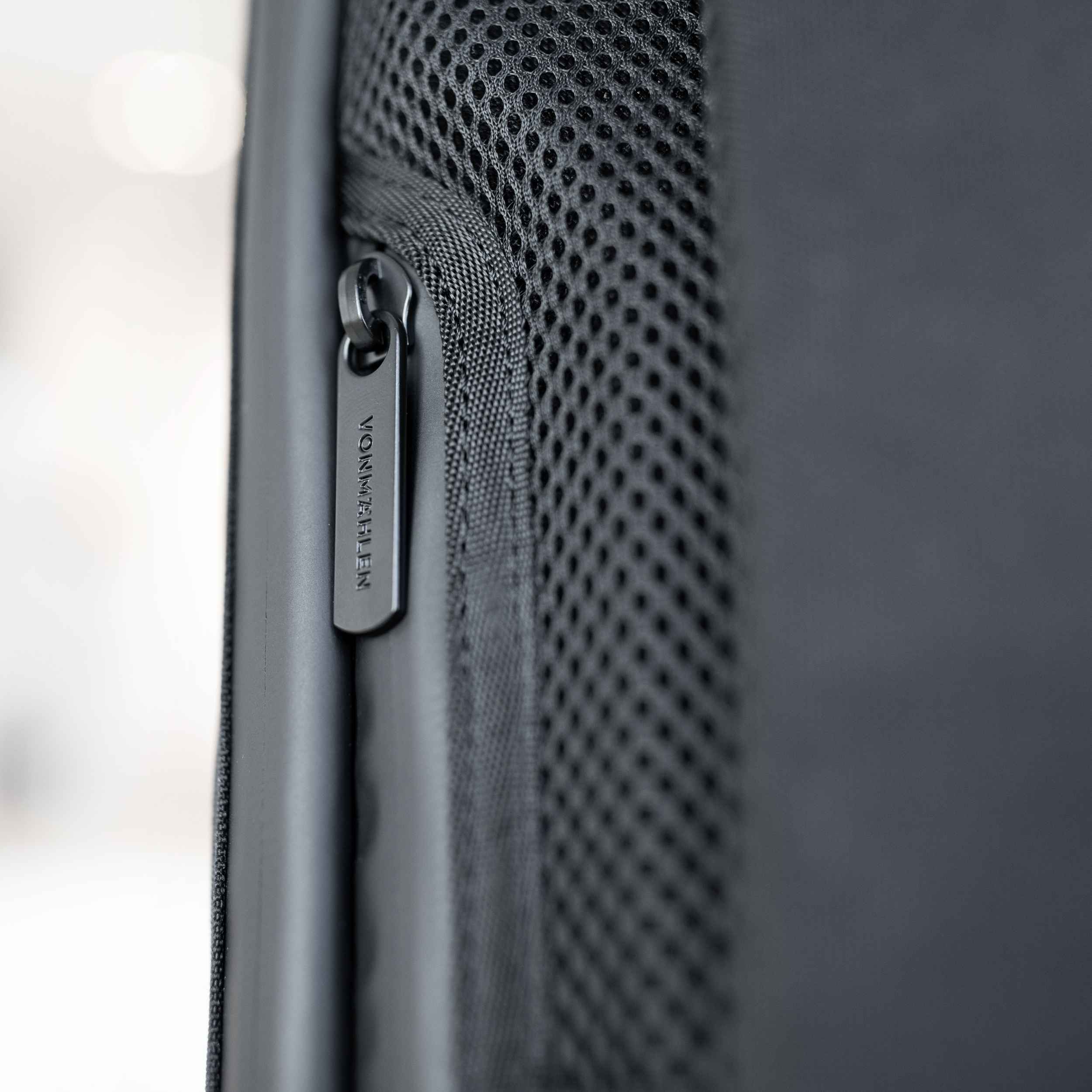 Horizon Tech-Bag mit USB-C Anschluss, recycelten Materialien & geräumigem Laptopfach