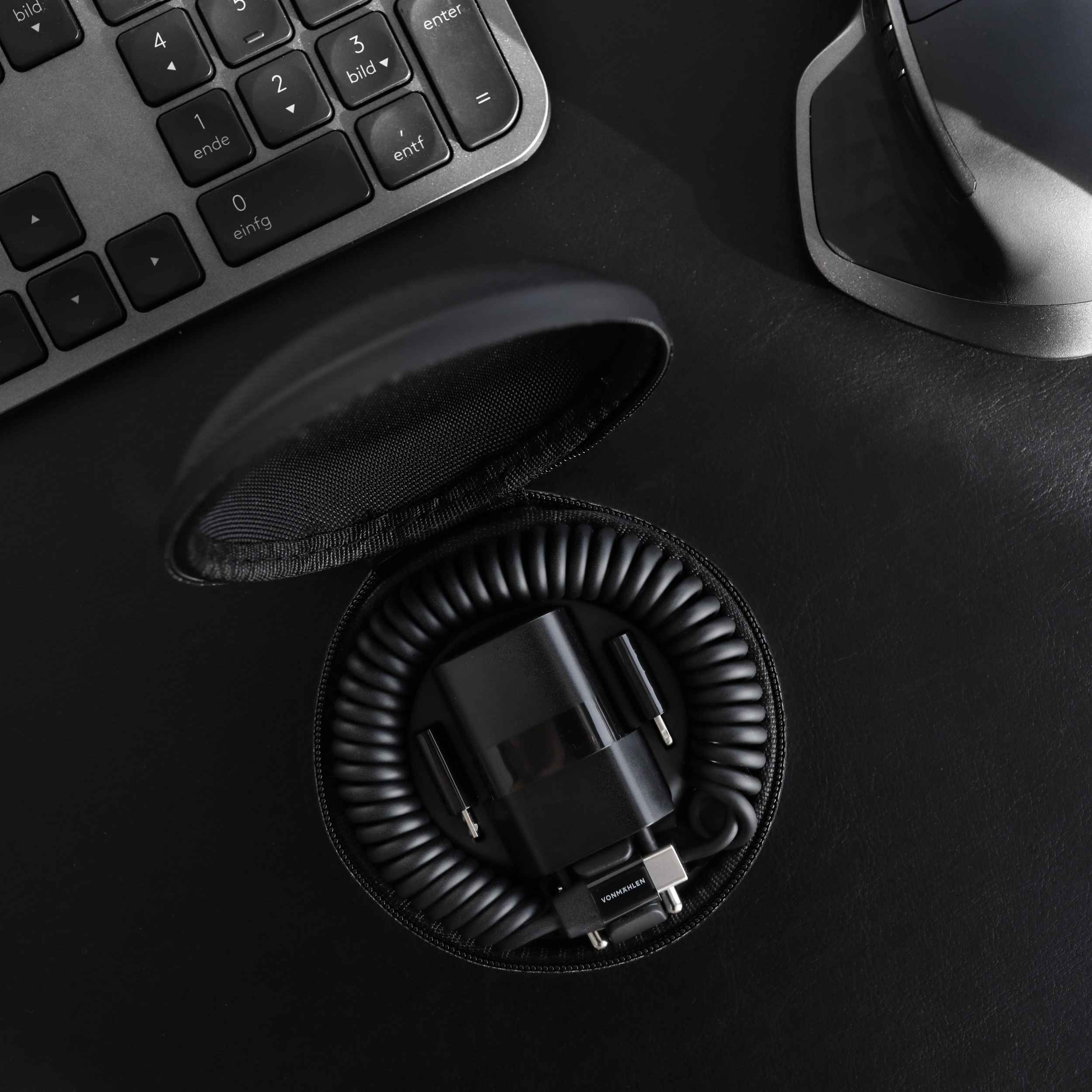 allroundo® GaN – 30 W Schnellladegerät mit integriertem All-in-One Kabel im Travel Case
