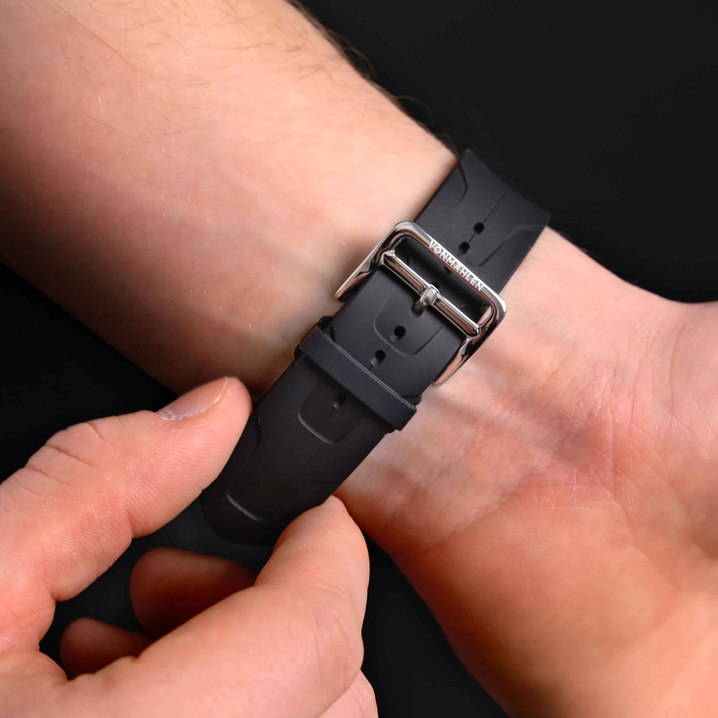 A.R. Exclusive Band – exklusives Apple Watch Silikonarmband mit Edelstahlschließe & Designeroptik