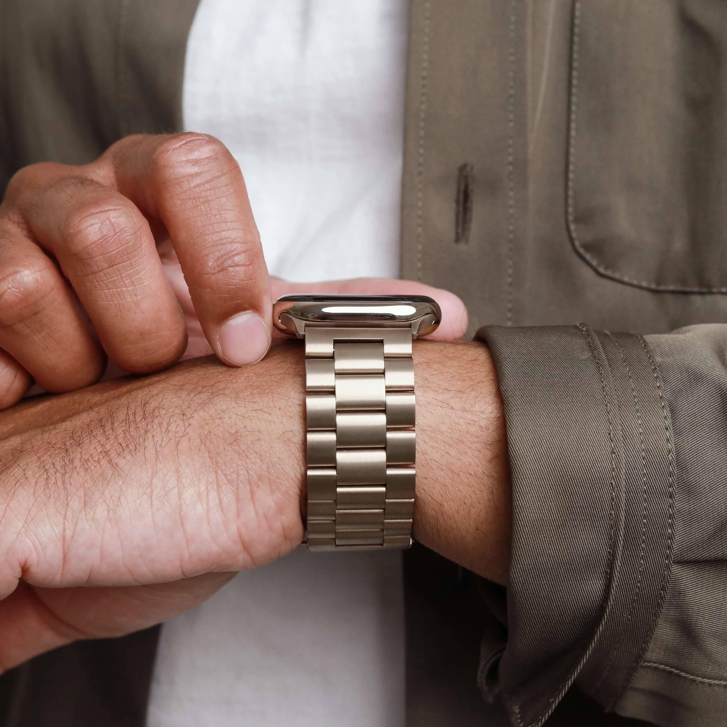 Link Bracelet 2 am Handgelenk – cleanes Design für Alltag und Business